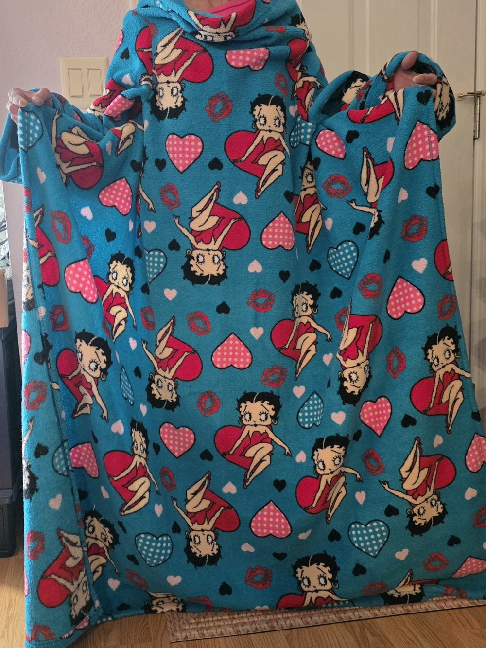 NWT-Betty Boop Womens Snuggie Blanket- Turquoise with Pink Hearts